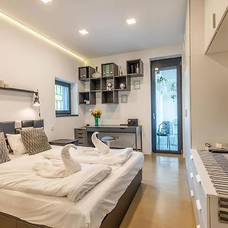 Almavirag Pihenohaz By Bltn *