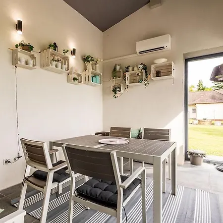 Almavirag Pihenohaz By Bltn