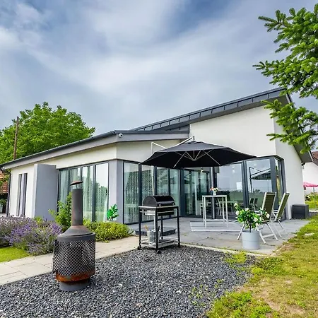 Almavirag Pihenohaz By Bltn *