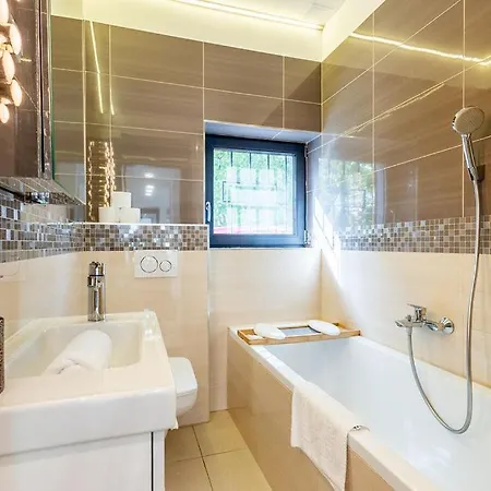 Almavirag Pihenohaz By Bltn