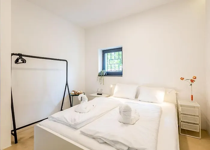 Almavirag Pihenohaz By Bltn * シオーフォク