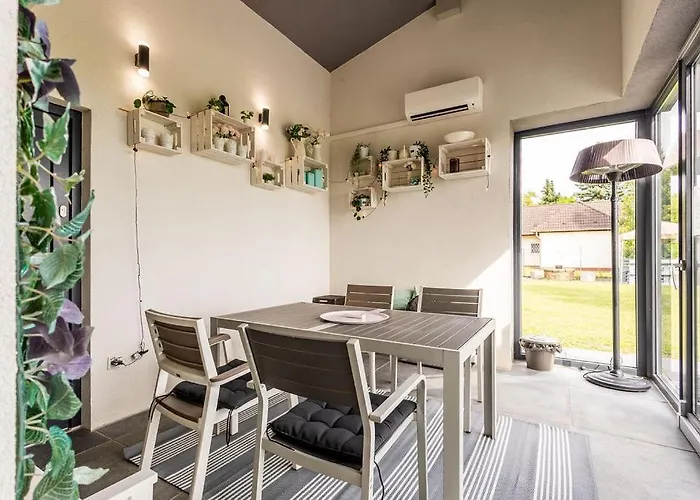 Almavirag Pihenohaz By Bltn